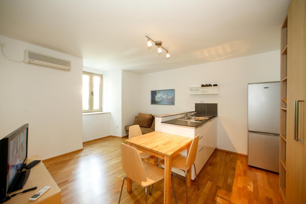 Apartments Harbour Senj  Rom bilde